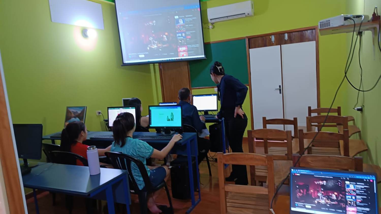 Aula del instituto con el proyector encendido durante una clase.