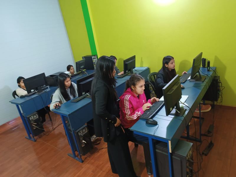 El aula llena, con alumnos de distintas edades en sus equipos.